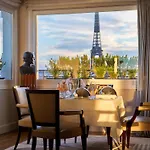 Plaza Athenee - Dorchester Collection Szálloda Párizs