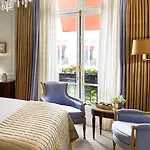 Plaza Athenee - Dorchester Collection