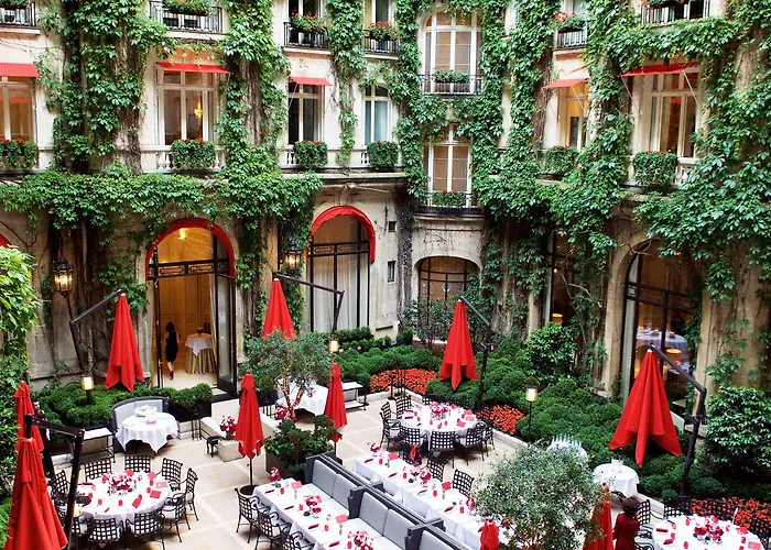 Plaza Athenee - Dorchester Collection 5* Paříž