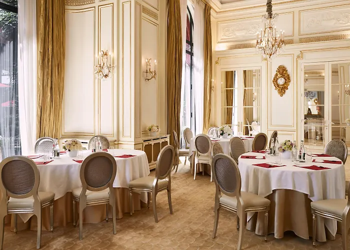 Plaza Athenee - Dorchester Collection 5* Paříž