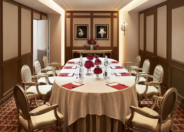 Plaza Athenee - Dorchester Collection Paříž