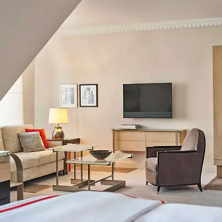 Plaza Athénée - Dorchester Collection Hotel