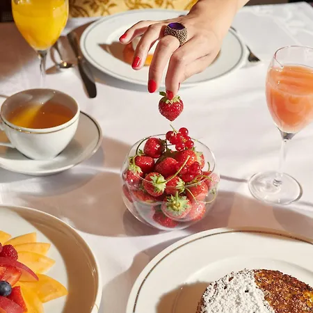 Plaza Athénée - Dorchester Collection Hotel 5*