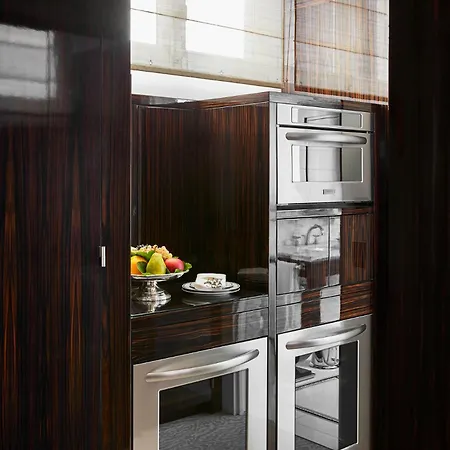 מלון Plaza Athenee - Dorchester Collection