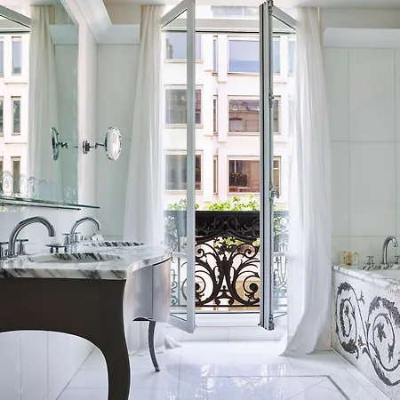 Plaza Athénée - Dorchester Collection Hotel Paris