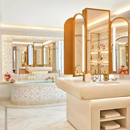 Plaza Athénée - Dorchester Collection Paris