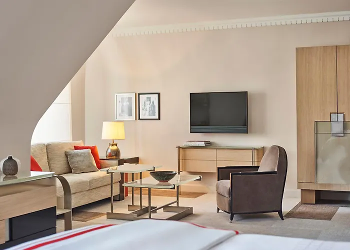 Plaza Athenee - Dorchester Collection Hotel