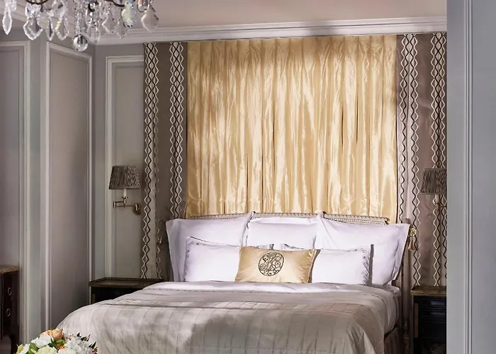 Plaza Athenee - Dorchester Collection Hotel Paris
