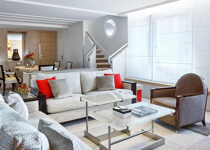 Plaza Athenee - Dorchester Collection Hotel