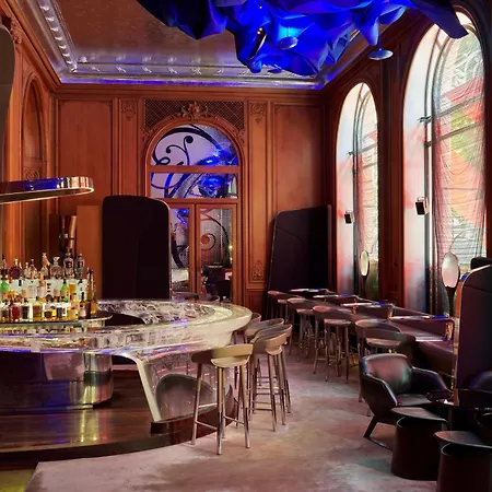 מלון Plaza Athenee - Dorchester Collection פריז