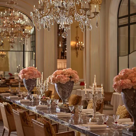מלון Plaza Athenee - Dorchester Collection