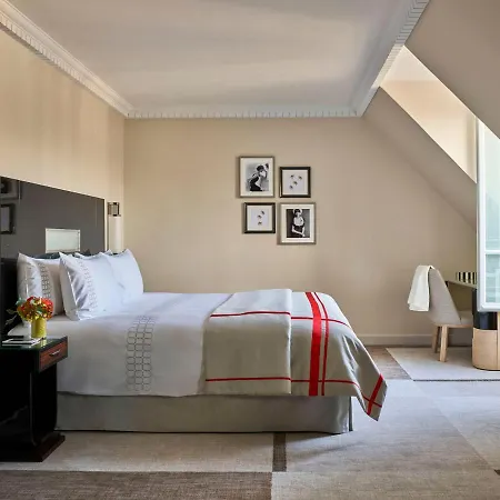 Plaza Athenee - Dorchester Collection