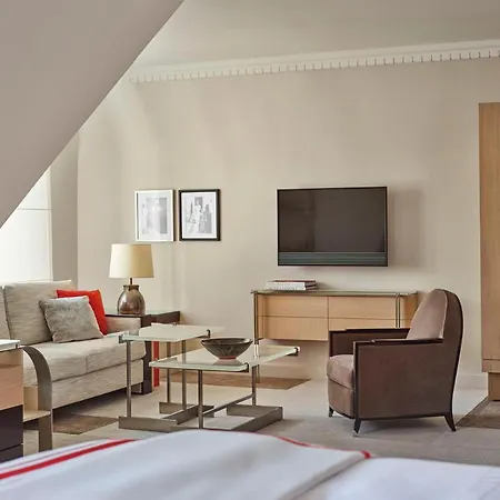 Hotel Plaza Athenee - Dorchester Collection