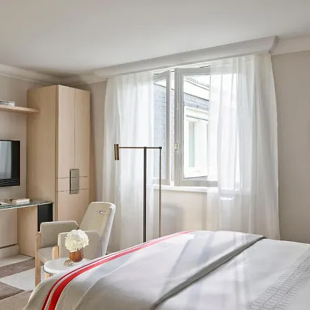 Plaza Athenee - Dorchester Collection Hotel Paris