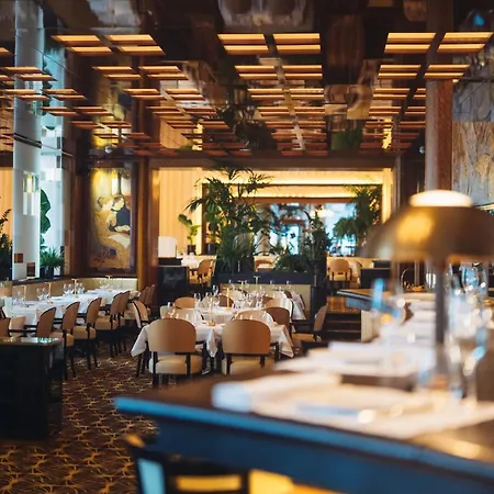 Plaza Athenee - Dorchester Collection Hotel