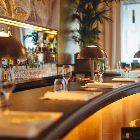 Plaza Athenee - Dorchester Collection Hotel