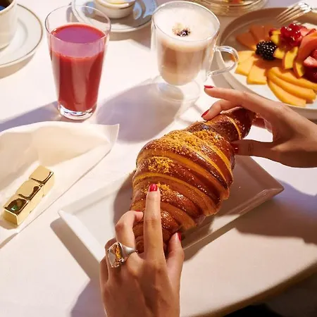 Plaza Athenee - Dorchester Collection Paris