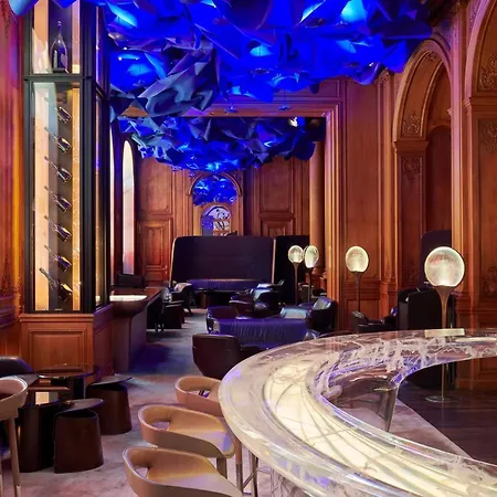 Plaza Athenee - Dorchester Collection Hotel