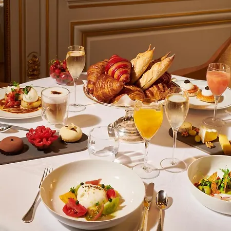 Plaza Athenee - Dorchester Collection