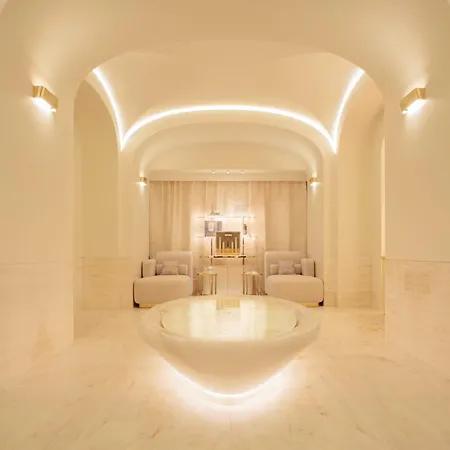 Plaza Athenee - Dorchester Collection Hotel