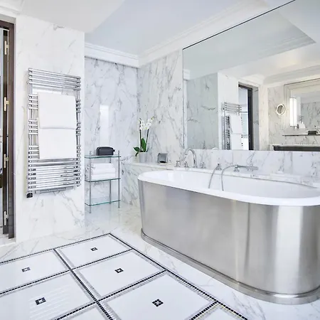 Plaza Athenee - Dorchester Collection