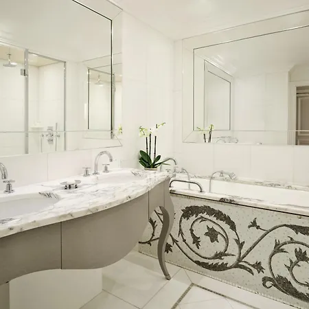 Plaza Athenee - Dorchester Collection