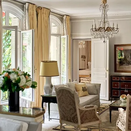Hotel Plaza Athenee - Dorchester Collection Paris